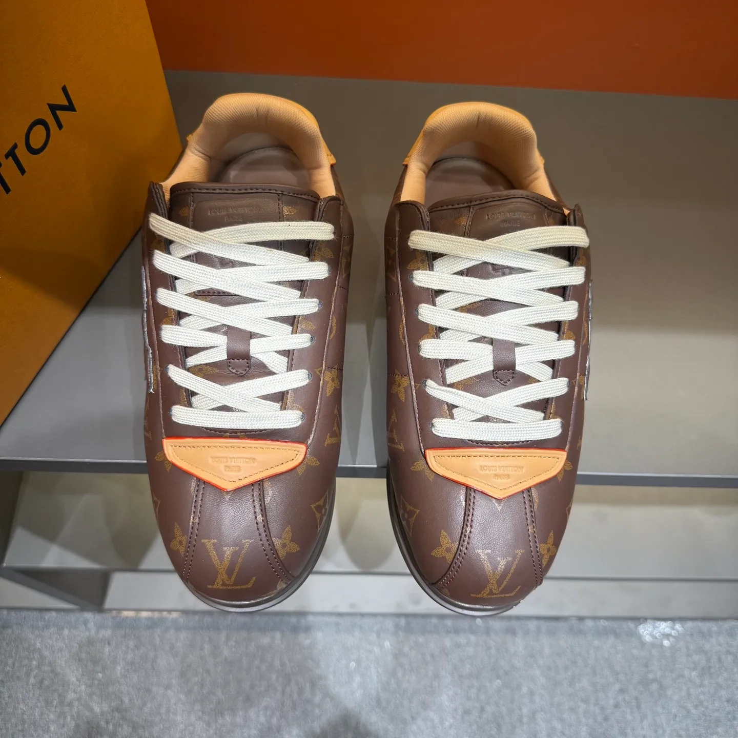 P540 Size 38-45 LV 🫏The colorful interpretation of BUTTERSOFT sneakers combines sheepskin, The colorful interpretation of LV BUTTERSOFT sneakers combines sheepskin and calfskin, bringing a super soft feel. Designed by Pharrell Williams, this '60s-inspired shoe features a padded upper that's been crafted by Louis Vuitton craftsmen to further enhance the comfort of the leather. In addition to the LV initials, it features multiple signatures, including natural leather trim and an embossed pattern of Pharrell Williams and lobster on the side, referencing the Fall/Winter 2025 men’s show. A must-have artifact for fashionistas✅